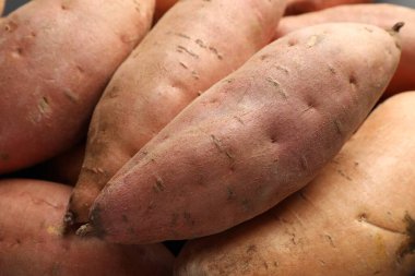 Taze taze patatesler arka planda, yakın plan.