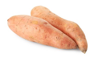 Beyaz üzerine izole edilmiş iki çiğ patates.