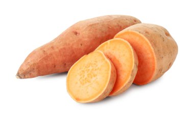 Beyaz üzerine izole edilmiş tatlı patatesler.