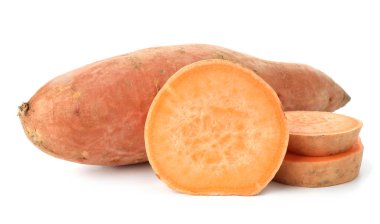 Beyaz üzerine izole edilmiş tatlı patatesler.