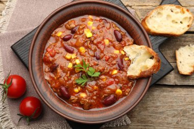 Ahşap masa, düz yatıyordu lezzetli chili con carne hizmet