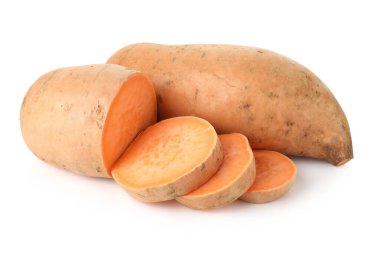 Beyaz üzerine izole edilmiş tatlı patatesler.