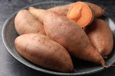 Siyah masada çiğ patates, yakın plan.