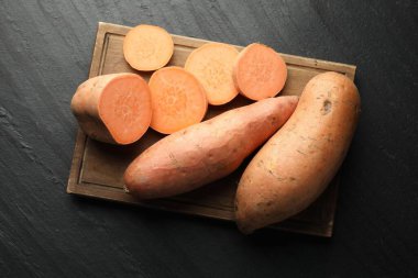 Koyu dokulu masada patatesler, üst manzara.