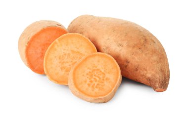 Beyaz üzerine izole edilmiş tatlı patatesler.