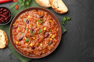 Siyah masada servis edilen leziz biberli omlet.