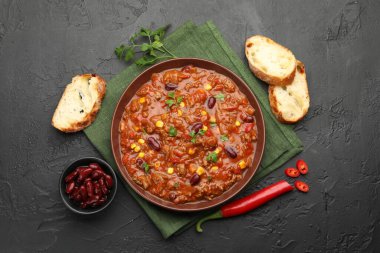 Siyah masada servis edilen leziz biberli omlet.