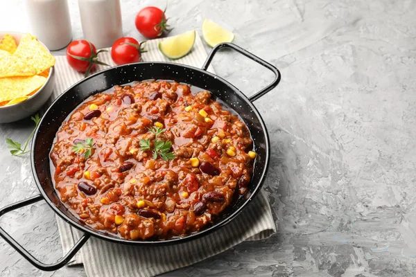 Gri desenli masada servis edilen nefis biberli karne. Yakın plan. Metin için boşluk