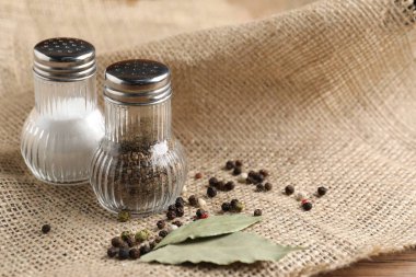 Masada baharatlı tuzluk ve biberlik, yakın plan. Metin için boşluk