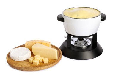 Lezzetli eritilmiş peynirli fondü ve beyaz üzerine izole edilmiş parçalar.