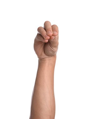 Beyaz arka planda bir şey tutan adam, yakın plan.