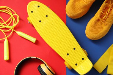 Renkli arka plan, bozuk para tahtası, kulaklık ve spor ekipmanı.