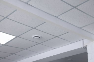 Kapalı alanda ışıklandırmalı tavan, düşük açı manzaralı.