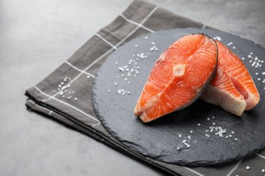 Gri desenli masada tuzlu somon filetosu, yakın plan. Metin için boşluk