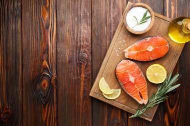 Baharatlı, limonlu ve yağlı somon filetosu, ahşap masa, üst manzara. Metin için boşluk