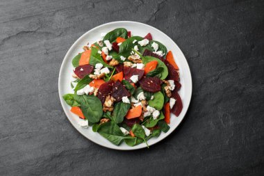 Siyah masada pancar, ıspanak, peynir, ceviz ve havuç ile nefis bir salata.