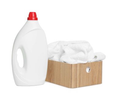 Çamaşır sepeti, havlular ve beyaza izole edilmiş bir şişe deterjan.