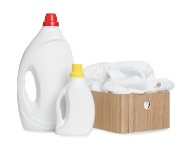 Çamaşır sepeti, havlular ve beyaza izole edilmiş deterjan şişeleri.