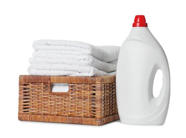 Çamaşır sepeti, yumuşak havlular ve beyaz üzerine izole edilmiş bir şişe deterjan.