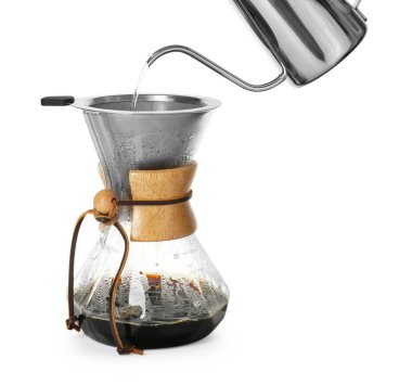 Beyaz arka planda cam kimya kahve makinesine sıcak su dökülüyor.