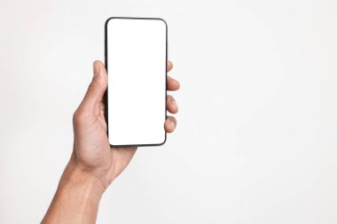 Arka planda boş ekranlı akıllı telefon tutan adam, yakın plan. Tasarım için model
