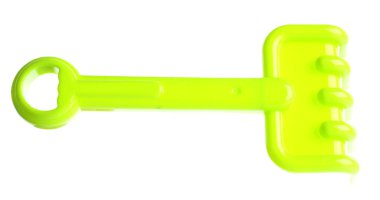 Açık yeşil plastik tırmık beyazda izole edilmiş. Çocukların plaj oyuncağı.