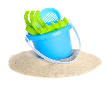 Çocuklar için plaj oyuncakları ve beyaz kumlar.