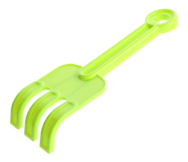 Açık yeşil plastik tırmık beyazda izole edilmiş. Çocukların plaj oyuncağı.