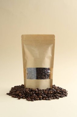 Bej arkaplanlı kahve çekirdekli stand-up kesesi.