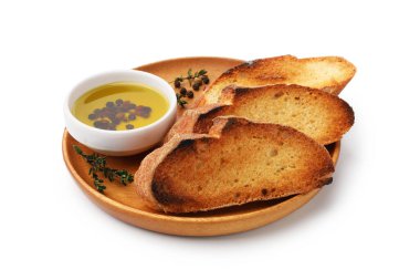 Ekmek dilimleri, zeytinyağı ve beyaz üzerine izole edilmiş baharatlar.