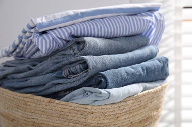 Çamaşır sepeti, iç çamaşırları, yakın çekim manzarası.