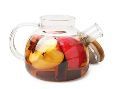 Beyaza izole edilmiş cam çaydanlıktaki Aromatik meyve çayı