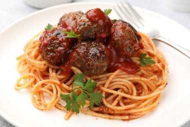 Köfteli ve maydanozlu lezzetli makarna, yakın plan.