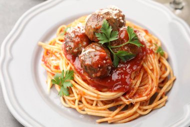 Köfteli ve peynirli lezzetli makarna. Gri masada, yakın plan.