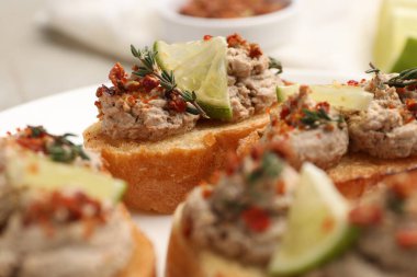 Masada ezmeli, limonlu ve baharatlı nefis bruschettalar, yakın plan.