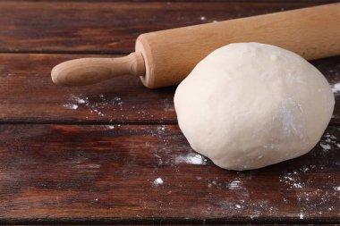 Hamur ve merdane ahşap masada, yakın plan. Metin için boşluk