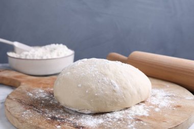 Hamur, merdane ve un masaya, yakın plan.