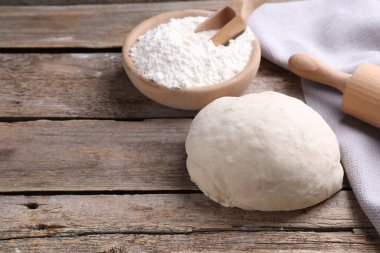 Hamur, merdane ve un ahşap masada, yakın plan. Metin için boşluk