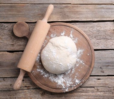 Hamur, merdane ve un ahşap masa, üst manzara