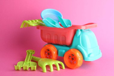 Pembe arka planda parlak çocukların plaj oyuncakları
