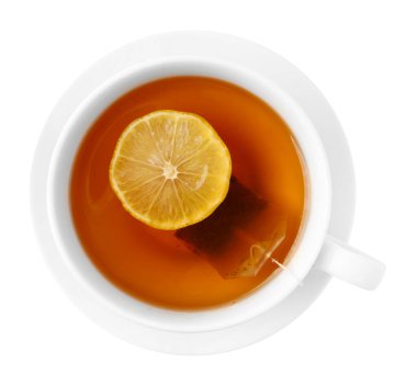 Beyaza izole edilmiş çay poşeti ve limonlu fincan, üst manzara. Aromatik çay demliyorum.