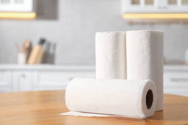 Mutfaktaki ahşap masada kağıt havlu ruloları, yakın plan. Metin için boşluk