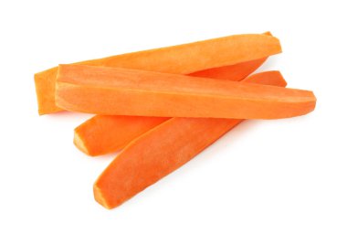 Beyaz üzerine izole edilmiş çiğ patates parçaları.