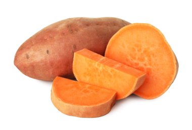 Beyaz üzerine izole edilmiş tatlı patatesler.