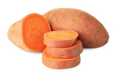 Beyaz üzerine izole edilmiş tatlı patatesler.