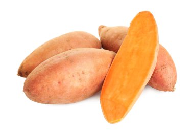 Beyaz üzerine izole edilmiş tatlı patatesler.