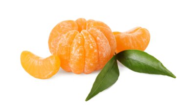 Beyaz yapraklı soyulmuş mandalina bölümleri