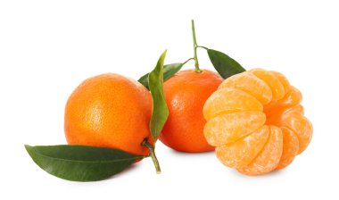 Soyulmuş ve soyulmamış mandalinalar beyazda izole edilmiş.