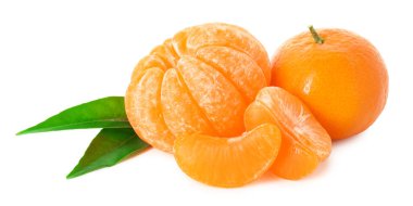 Soyulmuş ve soyulmamış mandalinalar beyazda izole edilmiş.