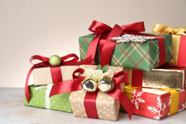 Pek çok Noel hediyesi ve arka planda dekoratif kar tanesi, yakın plan.